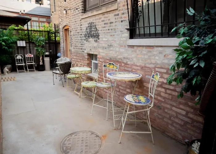Club Salon Sleeps 10-20 Free Parking & Tv Apartment