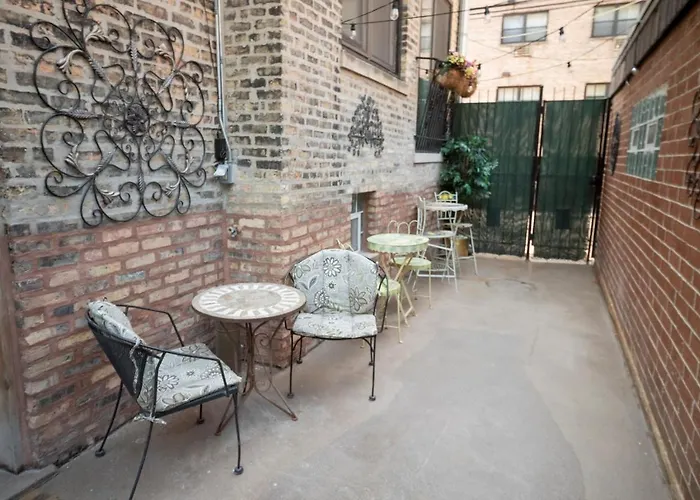 Club Salon Sleeps 10-20 Free Parking & Tv *
