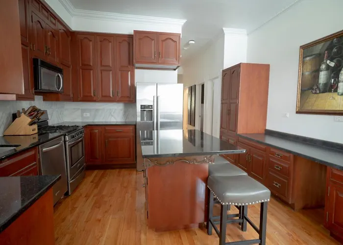 Apartment Club Salon Sleeps 10-20 Free Parking & Tv